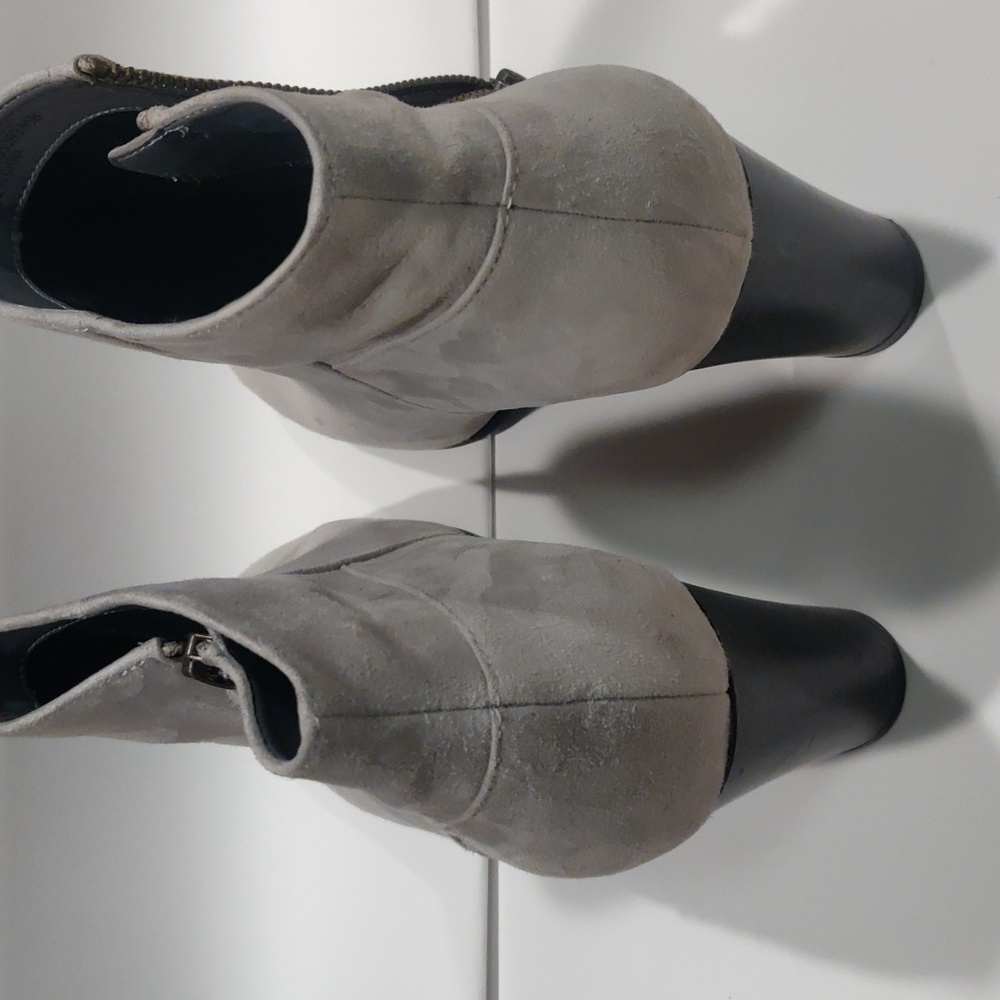 Cole Haan | Grey suede booties - Picture 4 of 10